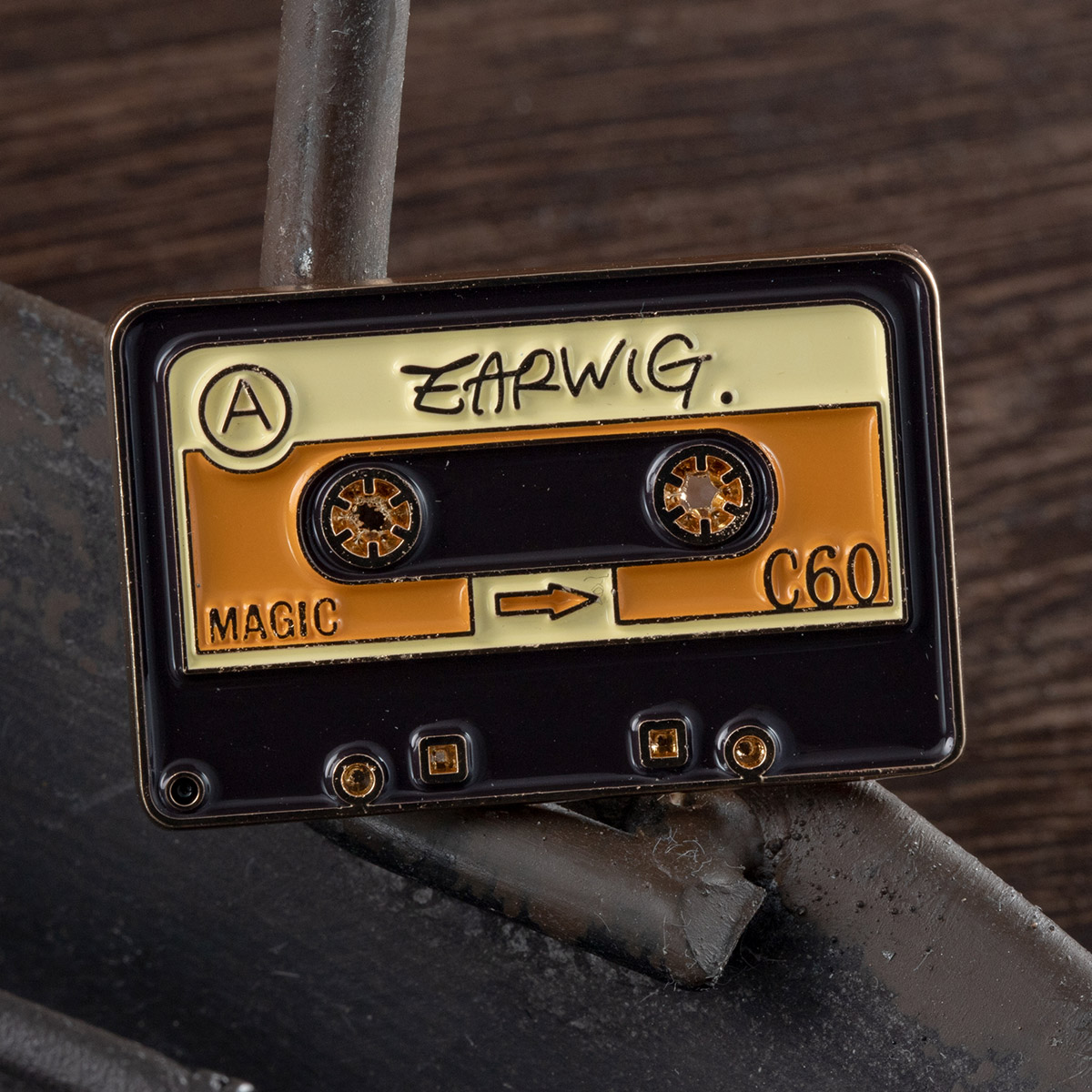 GBL】アーヤと魔女 デザインピンバッジ カセットテープ | どんぐり