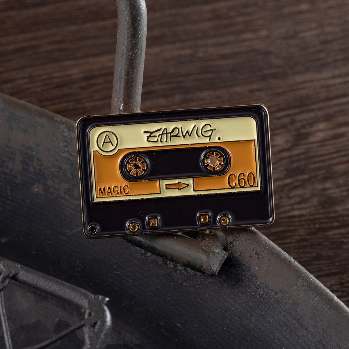 GBL】アーヤと魔女 デザインピンバッジ カセットテープ | どんぐり