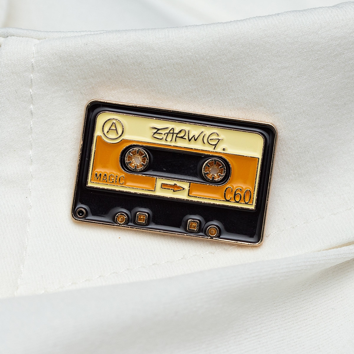 GBL】アーヤと魔女 デザインピンバッジ カセットテープ | どんぐり