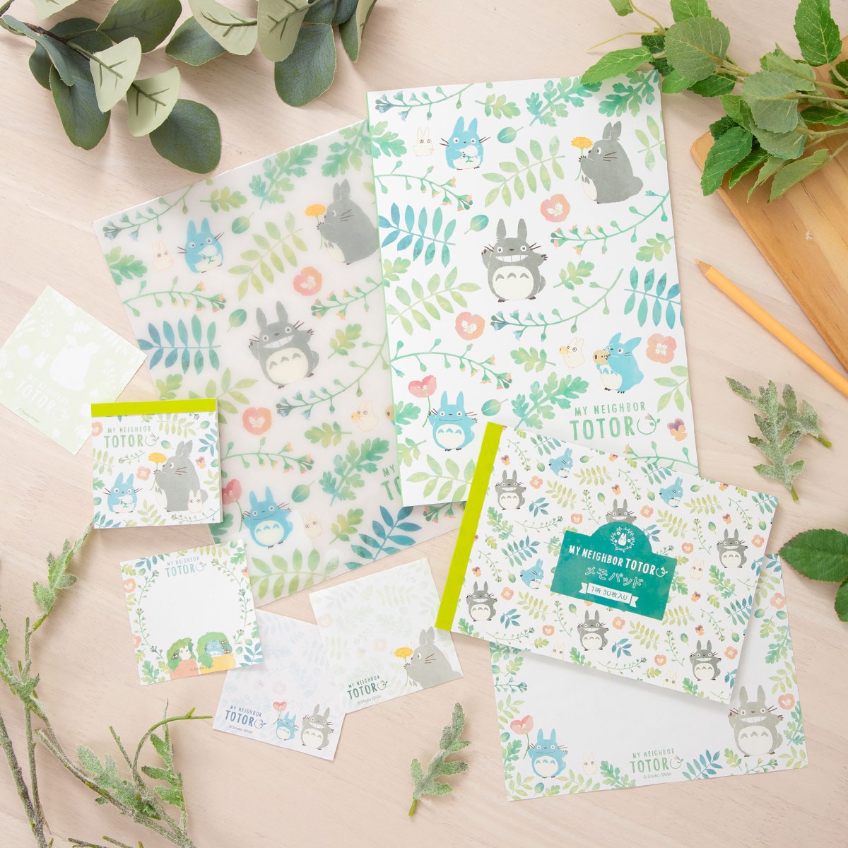 となりのトトロ メモ帳 カラフルリーフ柄 | どんぐり共和国そらのうえ店