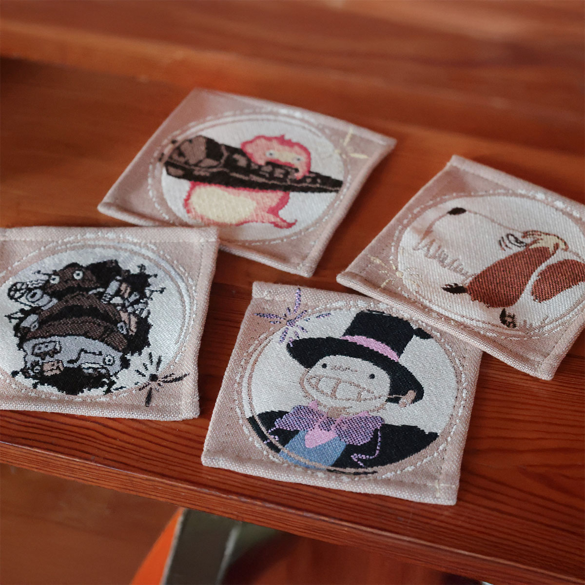 【完売品】ジブリ　ゴブラン織 コースター　4セットハウル　カオナシ　魔女　トトロ ハウルの動く城 ゴブラン織 コースター 4枚組 | どんぐり共和国そらの
