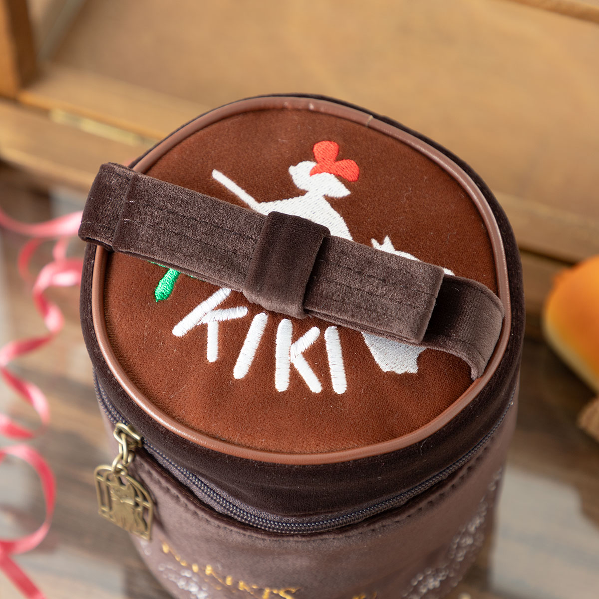 魔女の宅急便 「キキへのチョコレートケーキ」化粧ポーチ