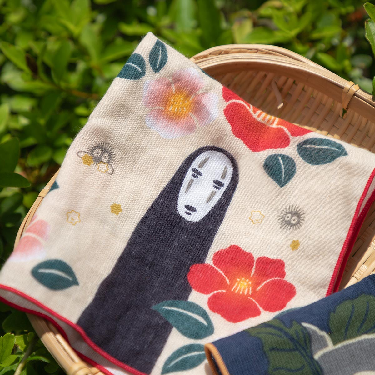 千と千尋の神隠し ガーゼハンカチ 椿 | どんぐり共和国そらのうえ店