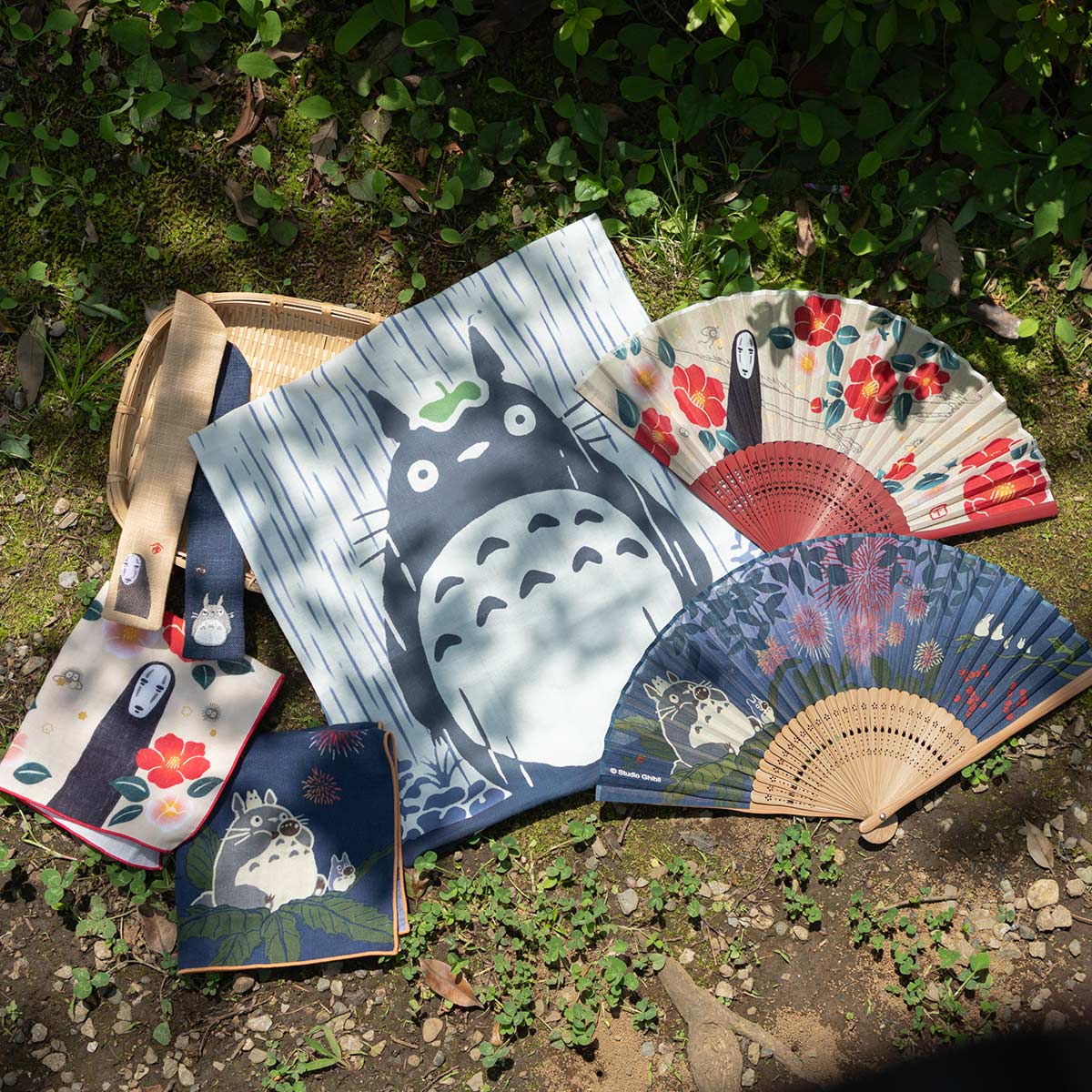 千と千尋の神隠し ガーゼハンカチ 椿 | どんぐり共和国そらのうえ店