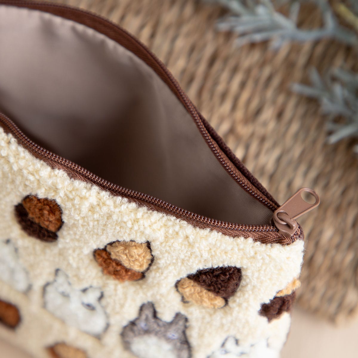 となりのトトロ ほこモコ刺繍シリーズ ポーチ アイボリー | どんぐり