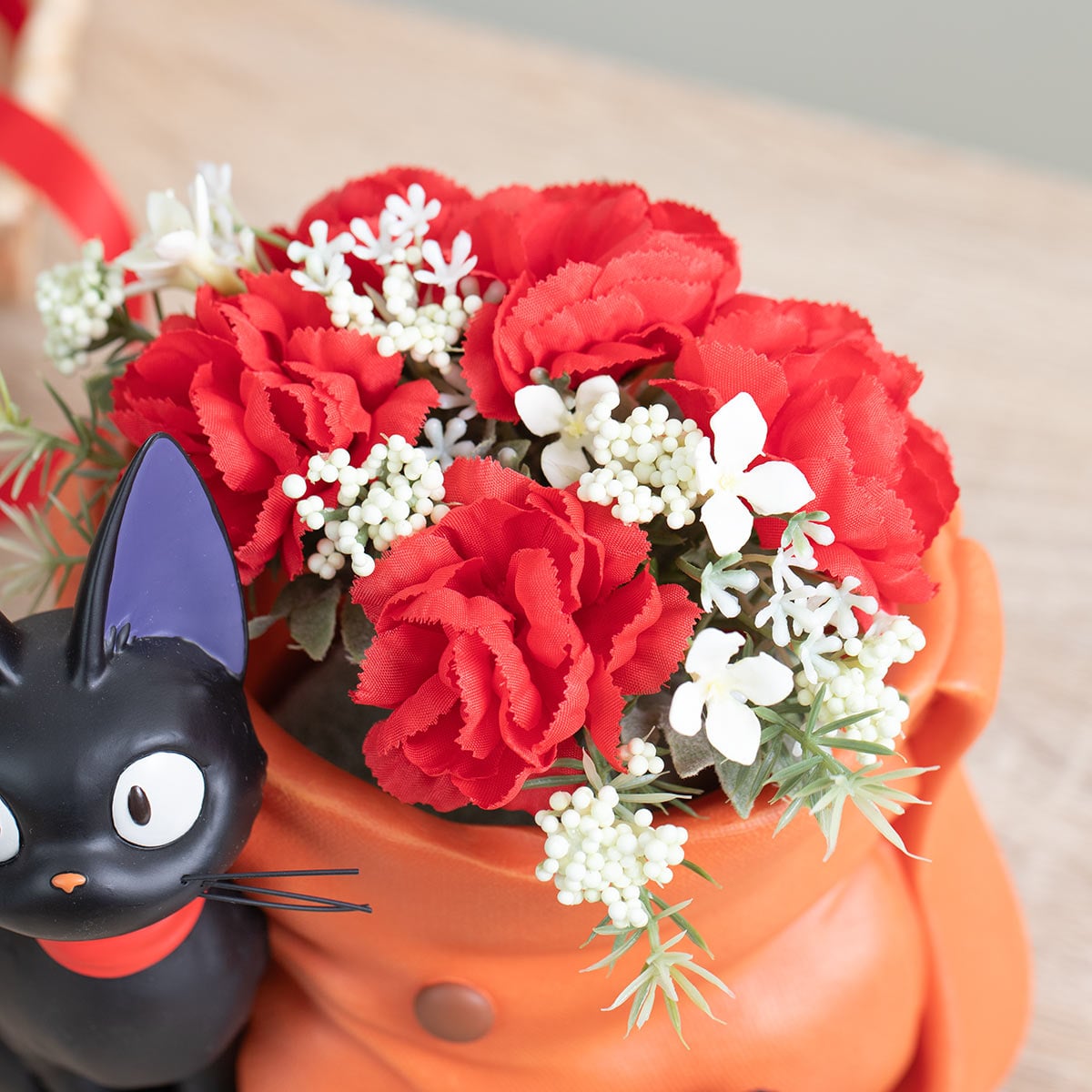 魔女の宅急便 ”ジジからの贈り物” と造花アレンジセット (カーネーションレッド)