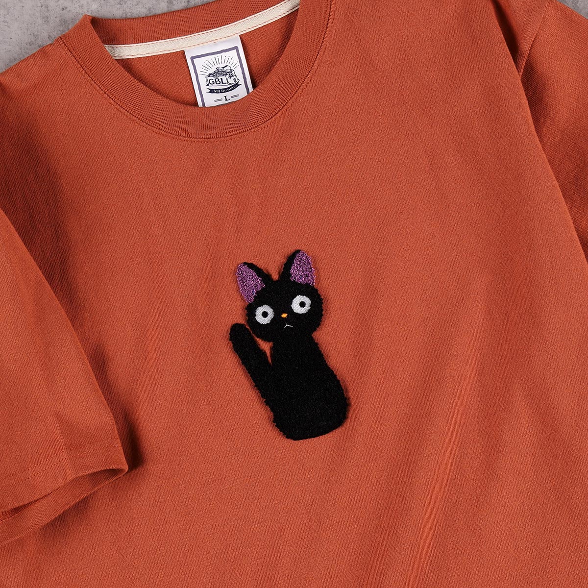 GBL】魔女の宅急便 BASIC Tシャツ ぬいぐるみジジ (MC) | どんぐり
